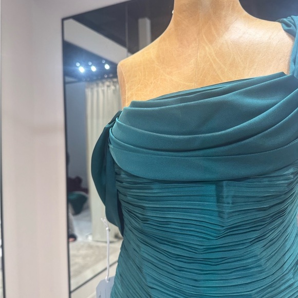 Emerald green bandage off-the-shoulder gown - Picture 4 of 4